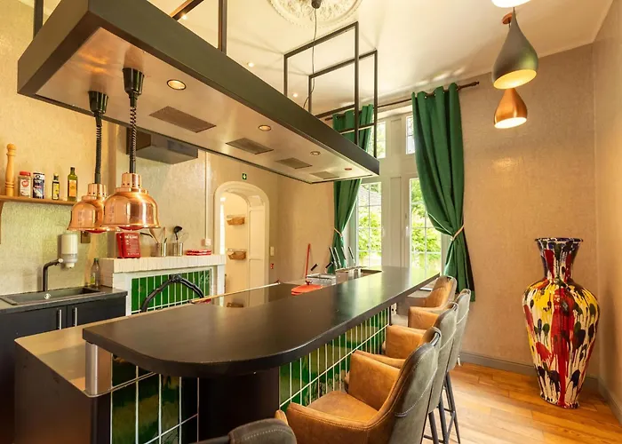 Luxurious With Heated Pool *