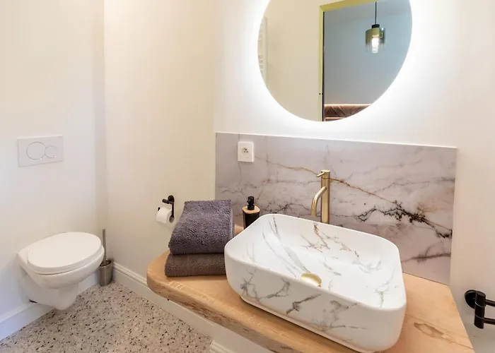 Luxurious With Heated Pool